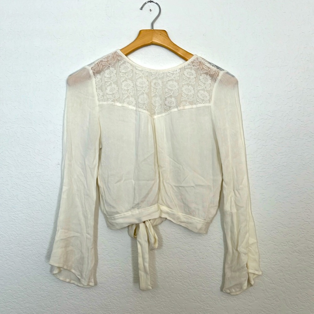 Women’s boutique ivory crop top size M